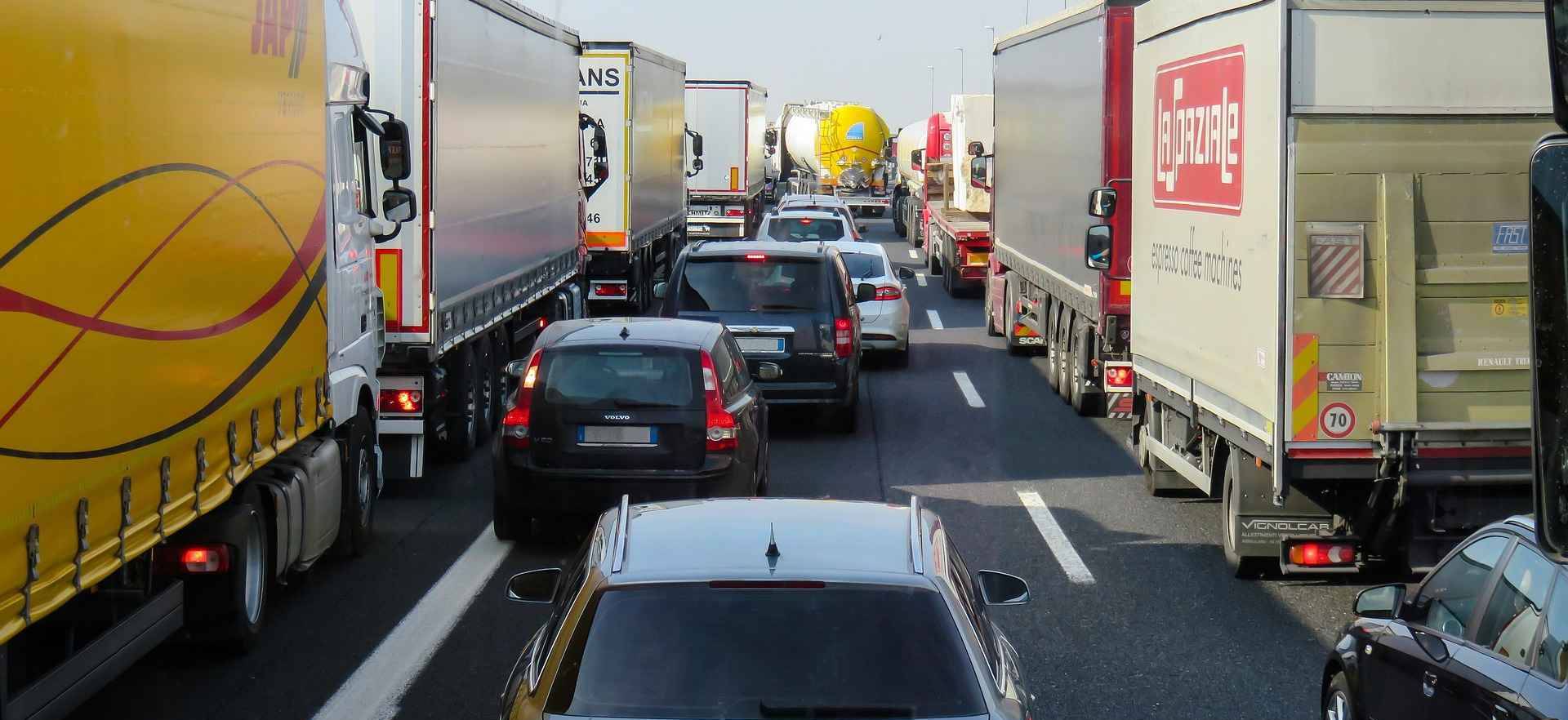 Abogado revisando caso de daño de mercancía en Los Palacios